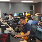 在学生参与博览会期间，玩家们在惠特尼大厅尝试学院的游戏和电子竞技空间.